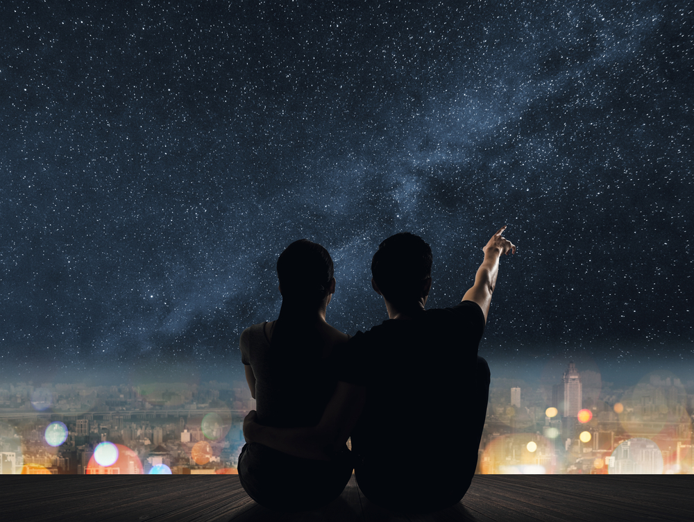 Sledování noční oblohy může být velmi romantické