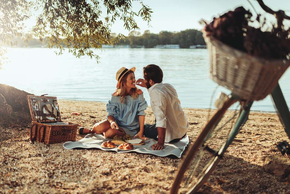 Vyrazte si při pěkném počasí na rande na piknik