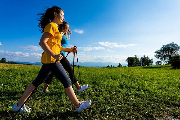 Nordic walking – naučme se správně chodit